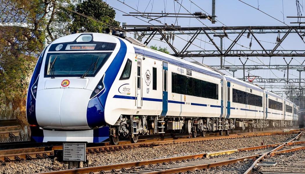 Indiska snabbtåget Vande Bharat Express anländer till Mumbai. Foto: Wikipedia Commons Lic, kredit: Harshul12345 