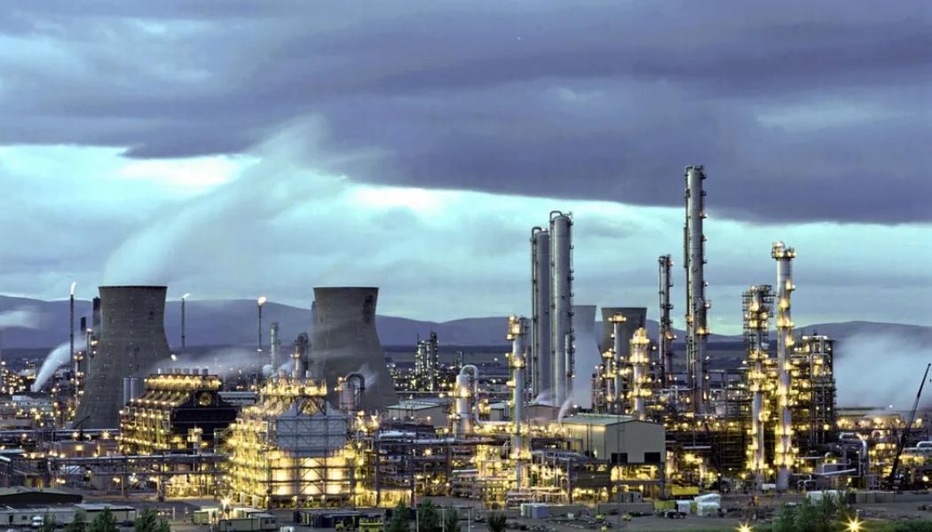 Grangemouths industrikomplex i Skottland. Brittiska regeringen utlovar 200 miljoner pund till omvandling av skotskt raffinader Grangemouth som kan bli centrum för vätgas- eller biodrivmedelsindustri efter omstridd nedläggning, säger brittiska premiärministern Keir Starmer. Foto: INEOS