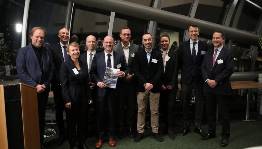 Företrädare för flera europeiska elektrolystillverkare tillsammans med EU-representanter vid lanseringen av manifestet Electrolysers for Europe i Bryssel. Foto: Electrolysers for Europe.