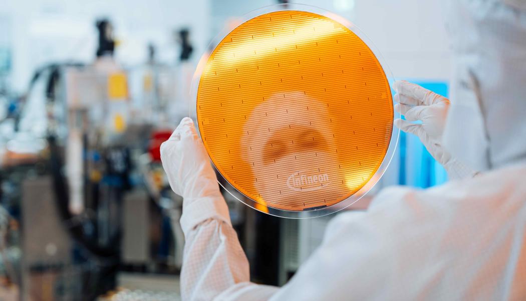 Efter att ha lanserat världens första 300-millimeters galliumnitrid (GaN) power wafer och öppnat världens största 200-millimeters kiselkarbid (SiC) power-fabrik i Kulim, Malaysia, har Infineon Technologies AG nu tagit nästa steg inom halvledartillverkning. Företaget har gjort ett genombrott i hanteringen och bearbetningen av de tunnaste kiselwafers som någonsin tillverkats, med en tjocklek på endast 20 mikrometer och en diameter på 300 millimeter. Dessa ultratunna wafers är bara en fjärdedel så tjocka som ett mänskligt hårstrå och hälften så tjocka som dagens mest avancerade wafers på 40-60 mikrometer. Foto: Infinion Technologies