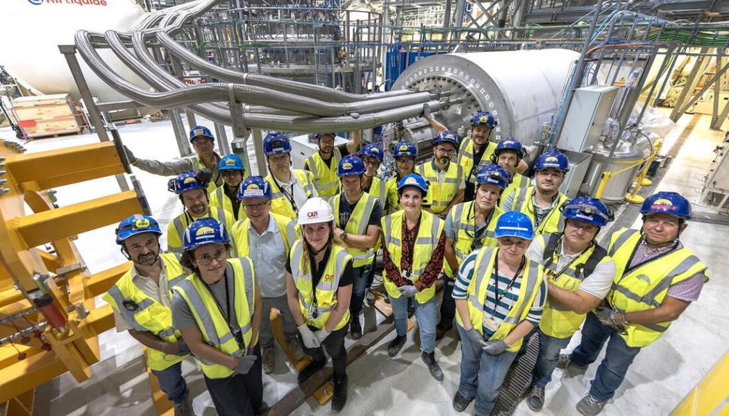 ingenjörskonsten gör framsteg vid ITER. Vakuum- och kryogenikspecialisterna i kryopumpteamet lyckades nyligen kyla ned den förserietillverkade kryopumpen (en prototyp som även kan användas i själva reaktorn) till cirka 5 kelvin och startade pumpningsprocessen med injicerade gaser. Minst fyra av de åtta produktionskryopumparna kommer att testas på samma provbänk under de kommande åren. Foto: ITER