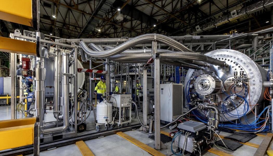 Byggnationen av ITER:s fusionsanläggning i södra Frankrike framskrider. Bilden visar en testanläggning för kryopumpar som skapades förra året inom ITER:s kryoanläggning. Installationen har en stor cylindrisk vakuumkammare (till höger) som utgör dess kärna, där kryopumpen kommer att placeras och anslutas till kryoanläggningens distributionsenhet för vätskor. Foto: ITER