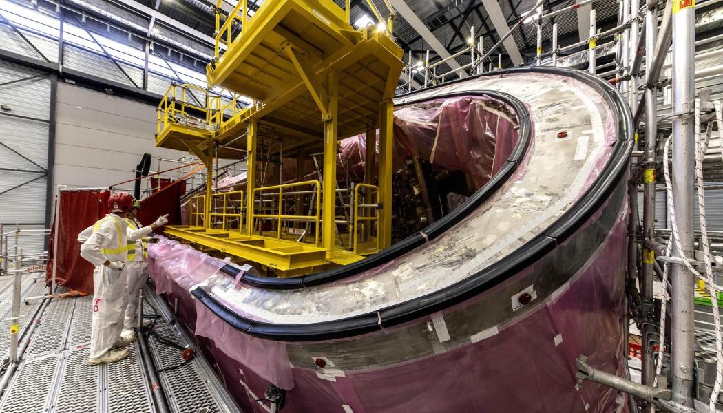 ITER tar steg mot fusion: metallfyllning och precisionsarbete. Teamet fyller ut fördjupningar. Depressioner längs fasta fogar fylls nu med metall för att återställa den perfekta geometrin. För att säkerställa effektivitet och precision kan upp till tre fräsmaskiner arbeta samtidigt på en sektorfas. Foto: ITER


