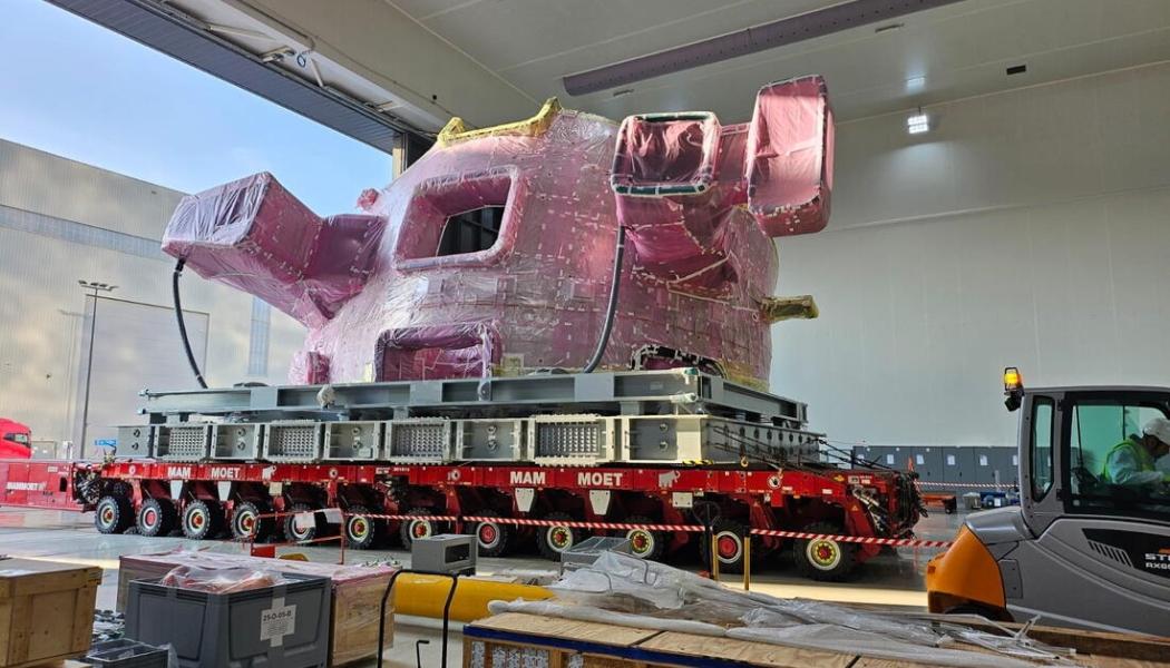 Sektor #8 anländer på sin transportram till städanläggningen – en förkammare till samlingssalen. När den lämnar igen kommer dess andra sida att exponeras. Foto: ITER