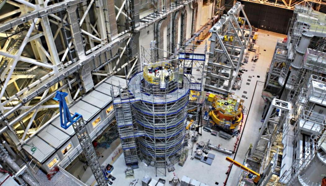 Fem av sex moduler i ITER:s centrala solenoid har installerats. Foto: ITER:s organisation