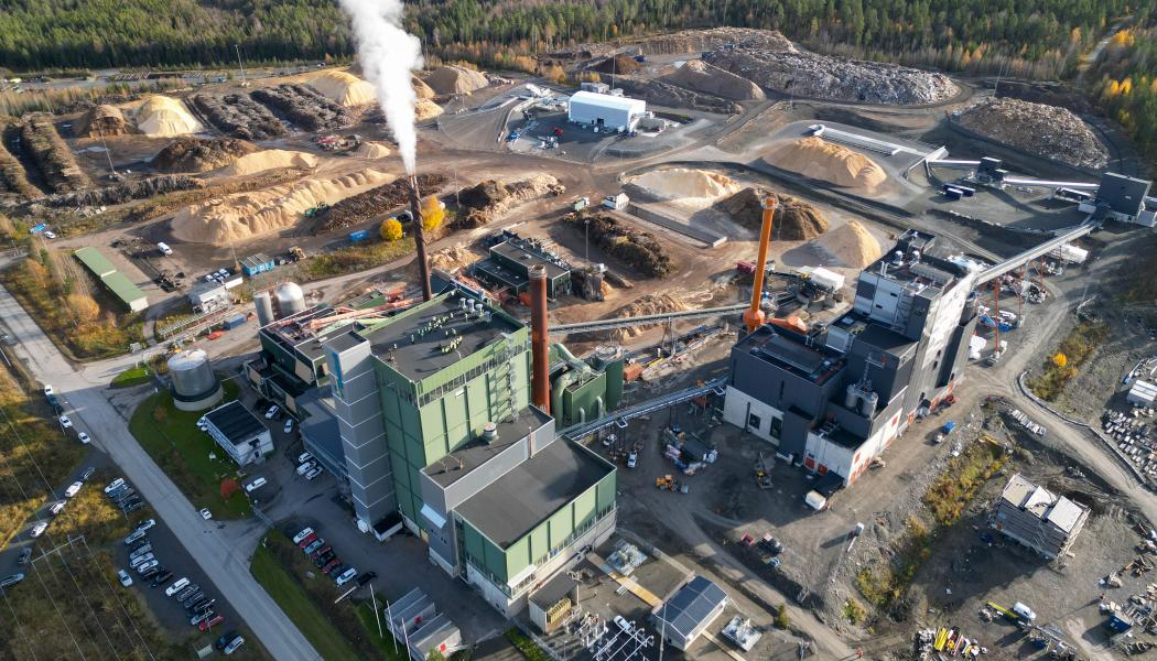 Jämtkrafts nya kraftvärmeverk i Lugnvik (till höger) kompletterar det tidigare kraftvärmeverket (till vänster), som togs i drift år 2002, och den nya, mindre anläggningen är bland annat anpassad för att kunna köras under sommaren då värmebehovet är lägre. Foto: Jämtkraft/Victor Agestam