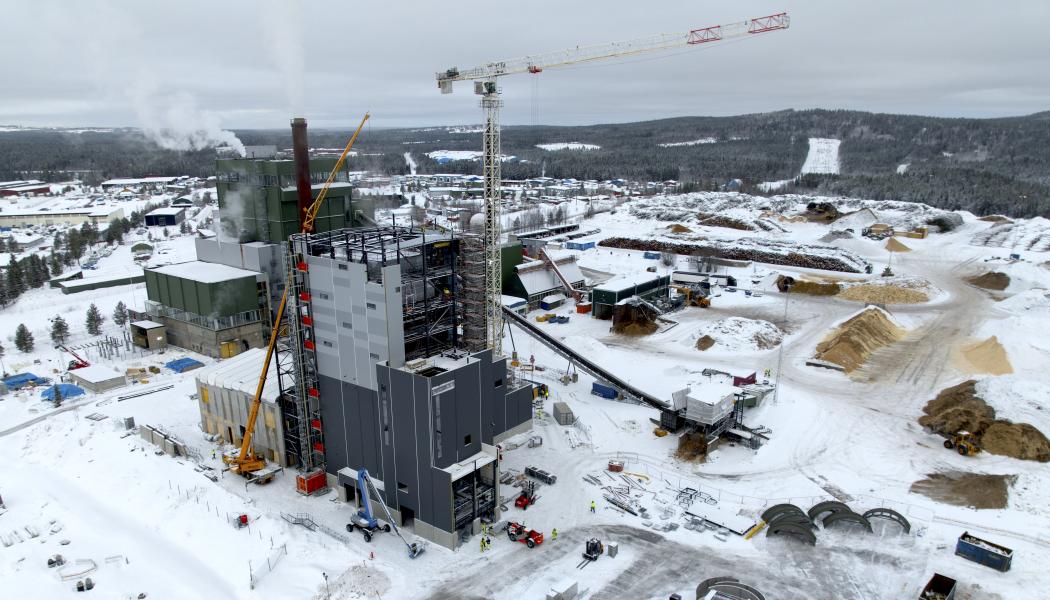 Jämtkrafts nya kraftvärmeverk som ska driftsättas i slutet av 2024. Gamla kraftvärmeverket från 2001 i bakgrunden. Koldioxiden från de biobränslen som eldas i kraftvärmeverket ska fångas in och tillsammans med Unipers vätgas bilda e-metanol. Bild: Uniper