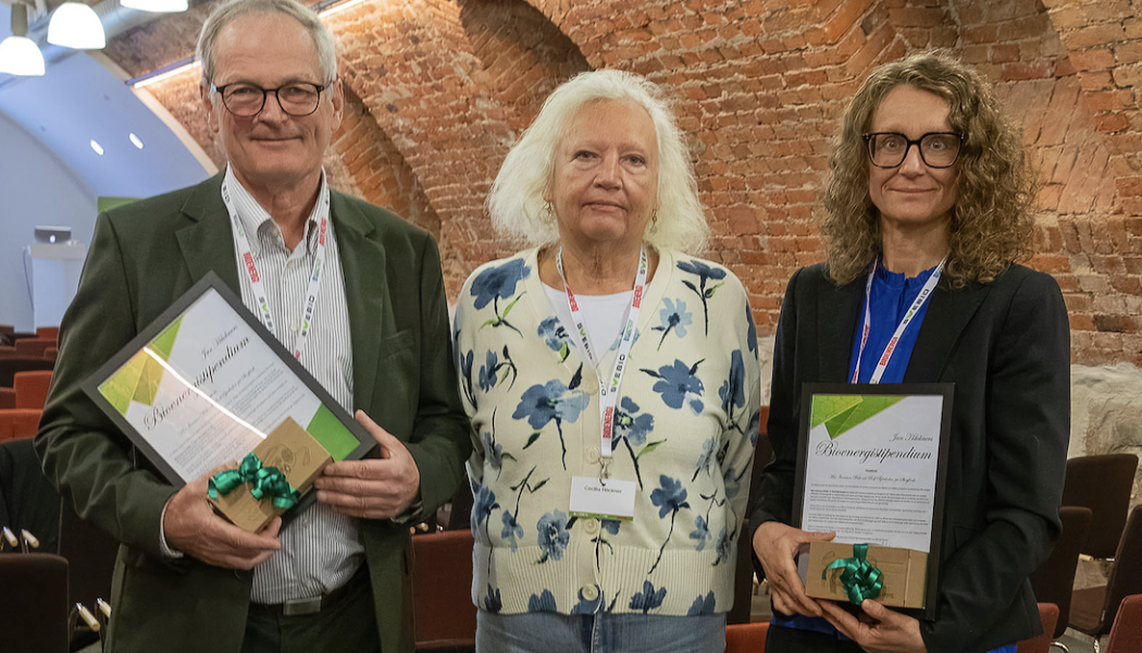 Jan Häckners dotter Cecilia Häckner lämnade över priset till Mia Iwarsson Wide och Rolf Björheden i samband med Svebios årsmöte den 24 april i Stockholm. Foto: Alan Sherrard.
