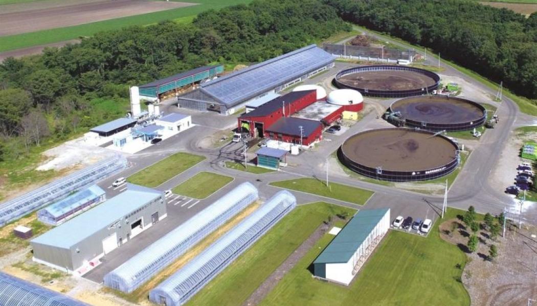 Vid Shikaoi Hydrogen Farm produceras vätgas från kogödsel. Varje år genereras omkring 20 miljoner ton gödsel på Hokkaidō. Foto: Staden Shikaoi