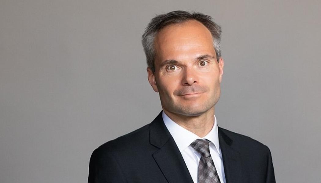 - Vi har redan en nästan helt fossilfri elmix, något vi har arbetat med under det senaste decenniet. Vårt mål nu är att fördubbla elproduktionen inom tio till femton år och bli den bästa platsen för rena industriinvesteringar, säger Kai Mykkänen, Finlands klimat- och miljöminister. Foto: Wikipedia Common. Kredit: Finlands regering, Valtioneuvosto
