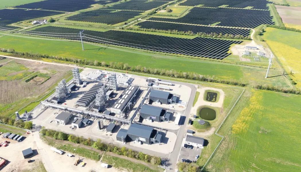 En flygbild över det färdigställda Kassø e-metanolprojektet och dess solpark. En utbyggnad av projektet valdes ut som en av sex vinnare i Danmarks PTX-upphandling 2023. Foto: European Energy