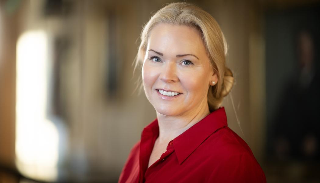 Katarina Porath på ABB Electrification Sverige välkomnar den nya ambitiösa lagstiftningen från EU med ökade krav inom miljö- och cybersäkerhet. ”Den är helt nödvändig men ställer också höga krav på företag att hålla sig uppdaterade.”