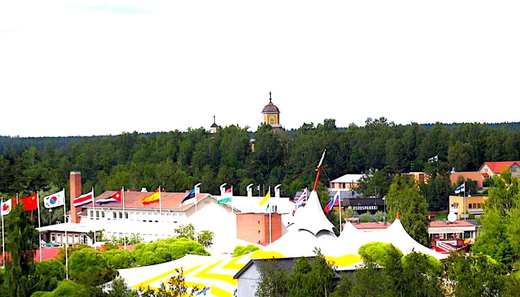Kaustby kyrkby under folkmusikfestivalen år 2007. Foto: Wikipedia Common. Kredit: MaSii
