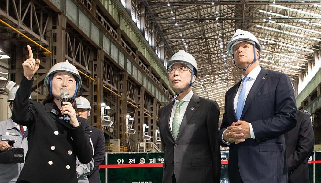Under ett besök i Doosan Enerbilitys tillverkningsanläggningar i sydkoreanska Changwon, fick en delegation bestående av den rumänska presidenten Johannis, en rad andra politiker och industriledare en rundtur i smidesverkstaden samt diskuterade specifika faciliteter för SMR-produktion och projektschemat. Foto: Doosan Enerbility