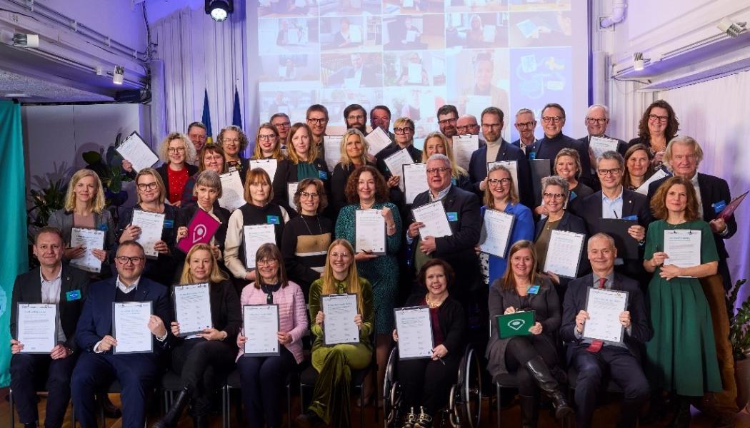 Klimatkontrakt 2030 signeras av den politiska ledningen i 2030-städerna och generaldirektörer från sex myndigheter samt Viable Cities ledning. Foto: Fredrik Persson