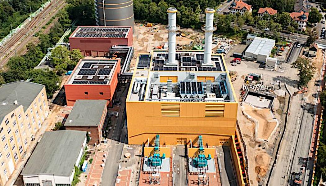Kraftverket Leipzig Süd är enligt Stadtwerke det kraftvärmeverk med lägst kväveoxidutsläpp i Tyskland. Målet är att staden ska ha en koldioxidneutral energiproduktion senast 2038. En viktig pusselbit är det nya kraftverket – tillsammans med vad som blir landets största solvärmeanläggning, som just nu byggs i närheten. Foto: Stadtwerke Leipzig