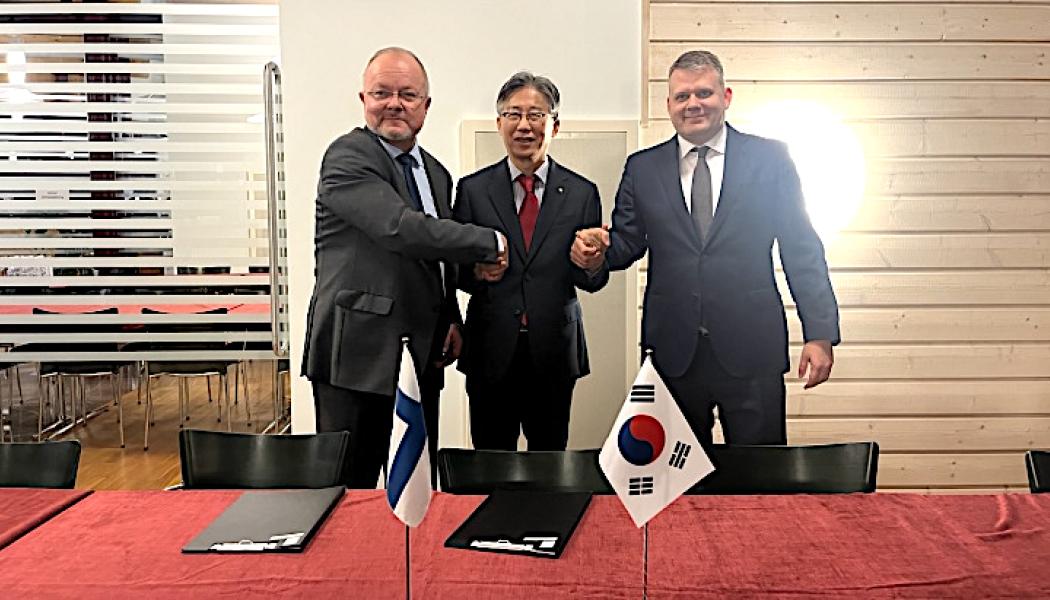 Korea Radioactive Waste Agency (Korad) undertecknade ett avtal med Posiva och dess dotterbolag Posiva Solutions i en ceremoni där Posivas styrelseordförande Ilkka Poikolainen och Mika Pohjonen, vd för Posiva Solutions, deltog. Foto: Korad
