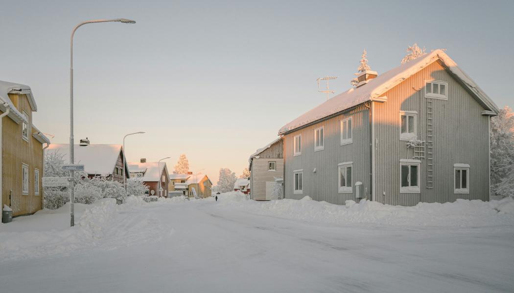 Vintergata med snötäckta hus. Foto: Kotryna Juskaite 