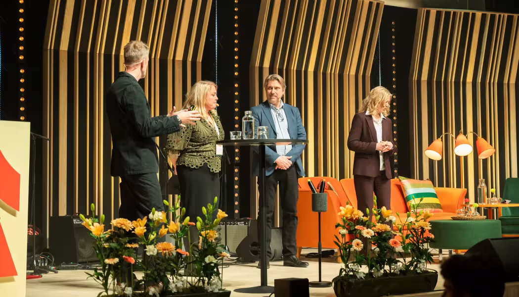 Fredrik Fackler på Lund Grand Prix, 22 april 2026. På scen även moderator Dennis Axnér, Emma Wester, platschef SAAB samt Marie Sandin, vd Tetra Pak.. Pressbild: Yeliz Junuzovski / Kraftringen