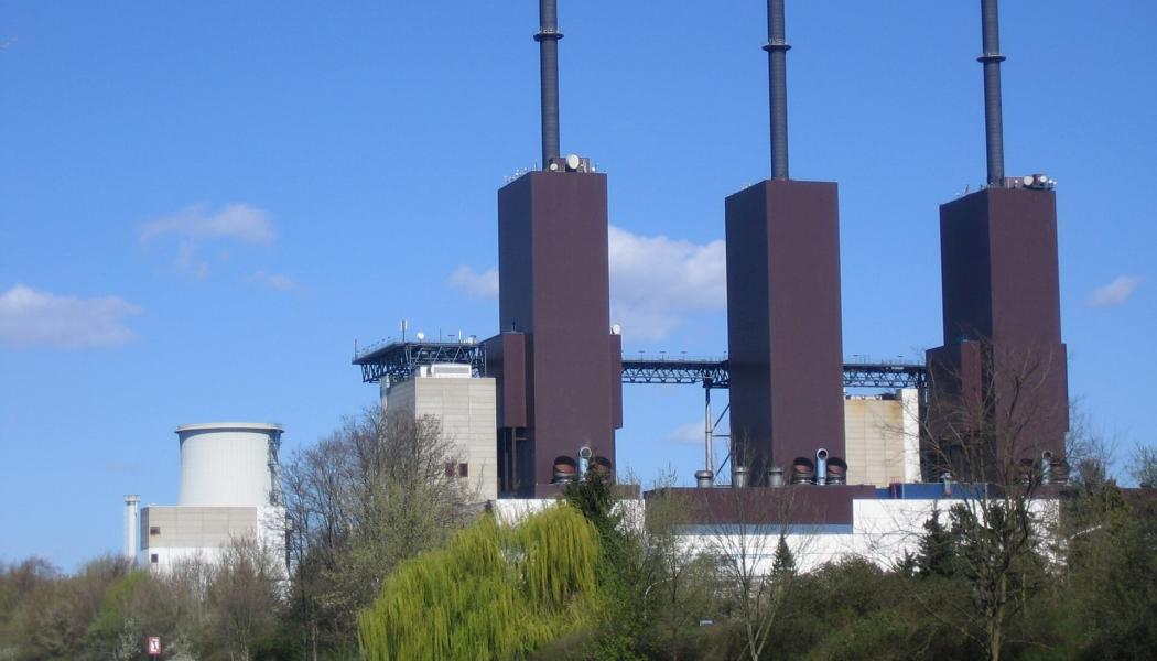 Typiska gasturbinpannor med skorsten och rökgasavsvavling vid kraftverket Berlin-Lichterfelde. Foto: Wikipedia Commons, kredit: Membeth