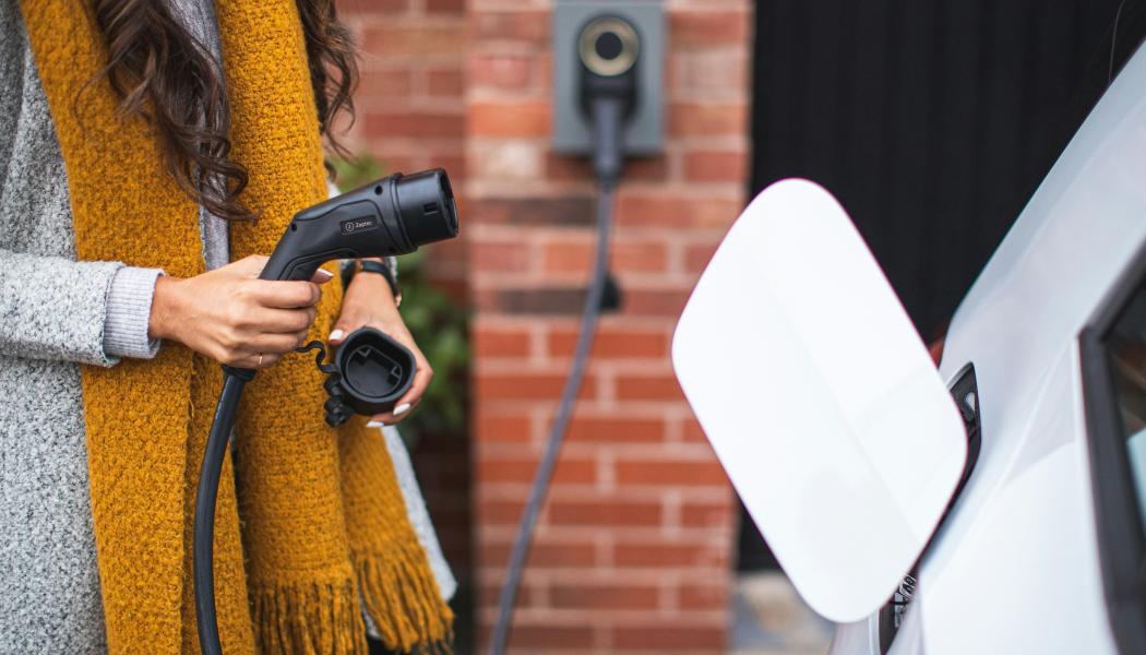 För hushåll utan egen parkering sker laddningen ofta via publik normal- eller snabbladdning. Det kan göra kostnaden betydligt högre än för dem som kan ladda på egen parkeringsplats. Foto: Zaptec /Unsplash
