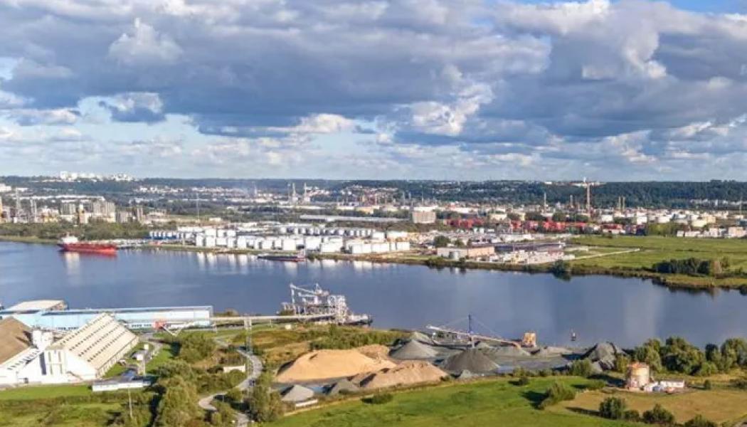 Terminalen förväntas vara i drift till 2030, vilket är tre år efter att det 2,2 gigawatt stora Neom-projektet för grön vätgas och ammoniak beräknas börja skeppa ammoniak. Detta projekt är baserat i Saudiarabien och Air Products har exklusiva rättigheter till dess produkter. Byggplatsen vid hamnen i Le Havre. Foto: Haropa Port/Marin David