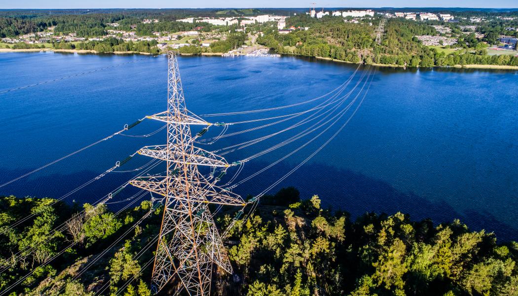 Ända sedan elpriserna chockhöjdes hösten 2021 har de legat kvar på en historisk hög nivå, men inom de närmaste åren förväntas elpriserna sjunka i södra Sverige tack vare nya tekniska installationer i Nedre Norrland.
Foto: Tomas Ärlemo/Svenska kraftnät
