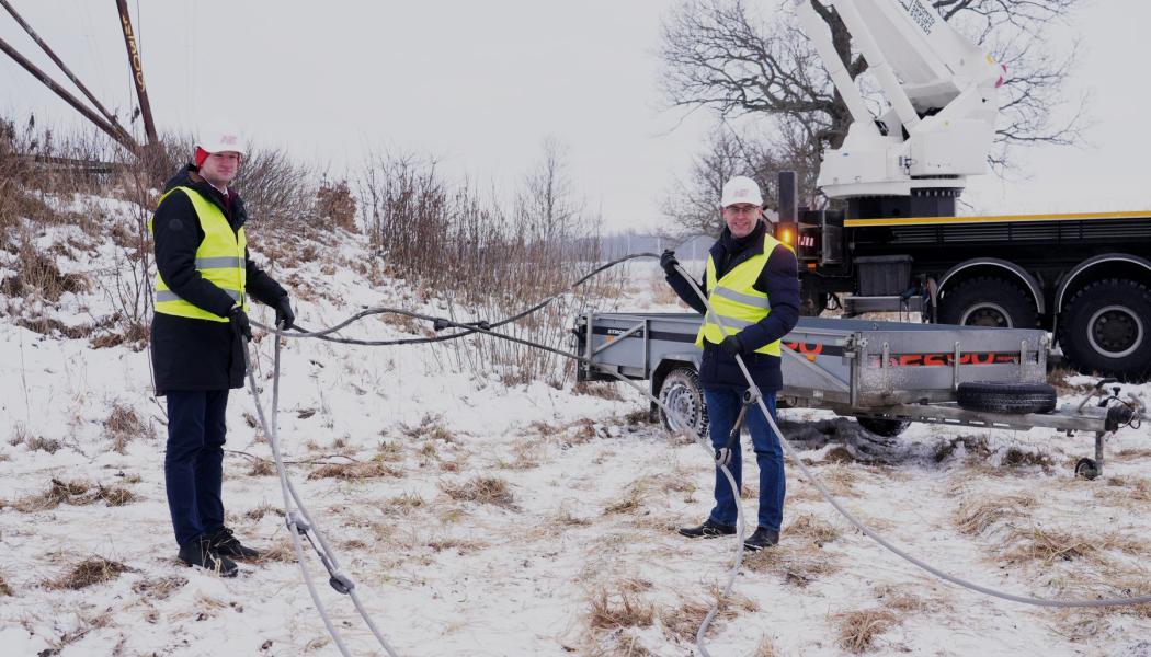 I Lettland tar man handgripligen ned kraftledningarna. Allt ska rivas. Bild: Darius Maikstenas, Ignitis.