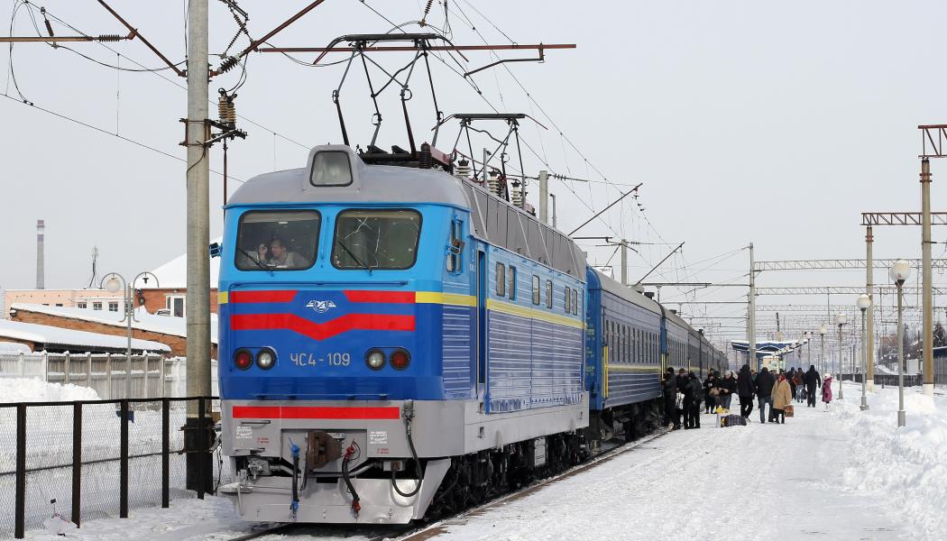 Elektriskt lokomotiv Škoda ČS4-109, har fått en ny metallkaross efter en omfattande renovering. Tåget som är på väg till Odessa befinner sig vid stationen i Vinnytsia. Den ständigt växande efterfrågan på nya eldrivna motorer skärper den globala konkurrensen, särskilt eftersom Indien inte bara har ökat sin inhemska produktionskapacitet utan även samarbetar med utländska tillverkare. Foto: Wikipedia Common. Kredit: George Chernilevsky