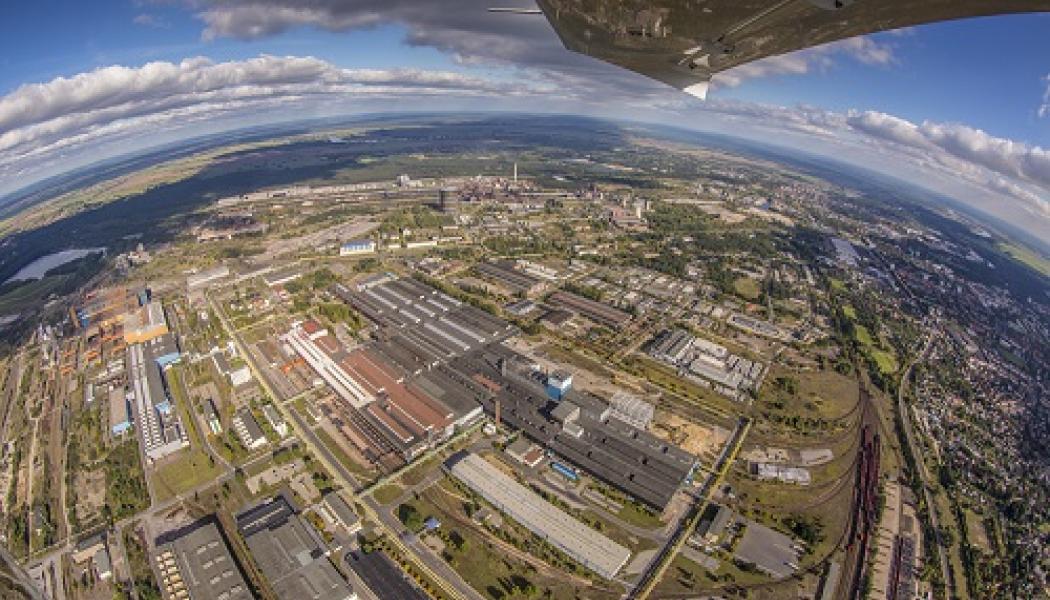 ArcelorMittal från ovan. Denna världens näst största stålproducent, som planerat att investera 2,5 miljarder euro för att avkarbonisera sina tyska stålanläggningar - en satsning som nu står på osäker grund. Foto: ArcelorMittal Eisenhüttenstadt