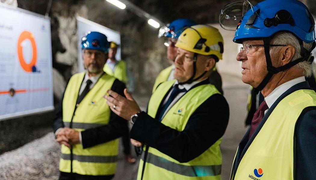 Den 12 september invigdes energilagret av H.M. Konungen som tyckte att Mälarenergis energilager var spännande och ställde många frågor av teknisk karaktär till Magnus Eriksson, vice vd för Mälarenergi. Foto: Mälarenergi, Henrik Mill.