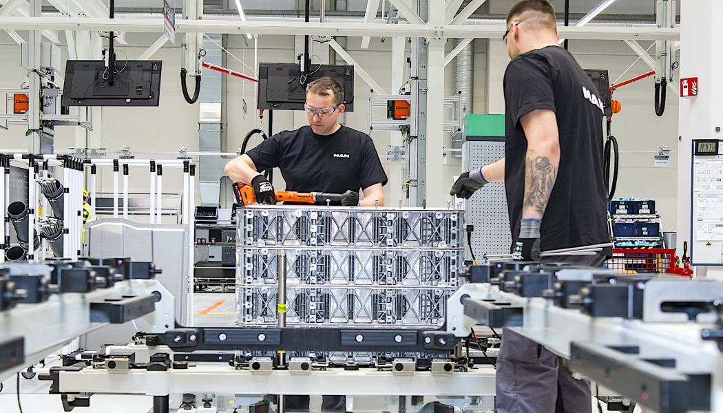 Varje batteripaket genomgår 23 testprogram, där cirka 400 parametrar dokumenteras. Informationen lagras individuellt för varje enhet, vilket gör att produktionen kan spåras även efter 15 år. Foto: MAN