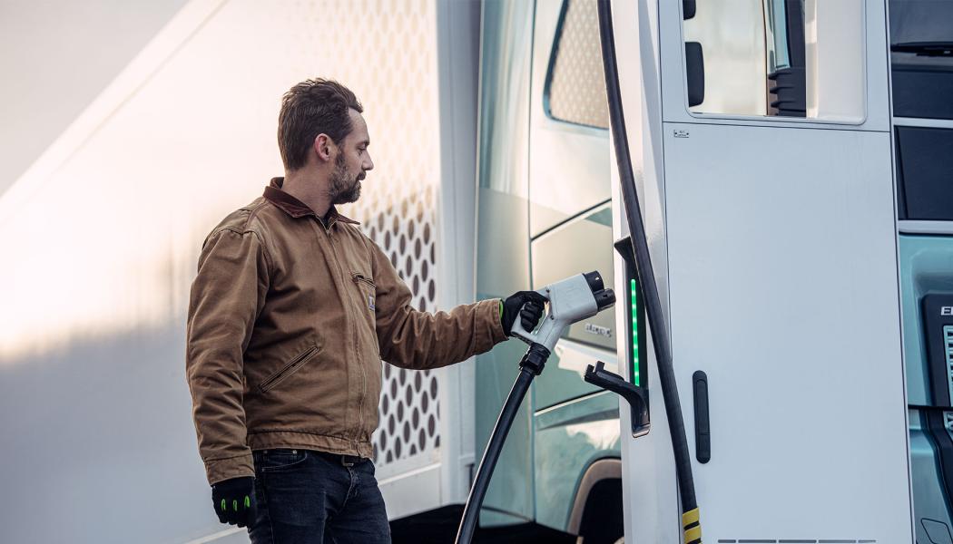 Volvo Lastvagnar engagerar sig i utvecklingen av laddinfrastruktur genom sitt partnerskap med Milence, där även Daimler Truck och Traton Group deltar. Foto: Volvo Trucks