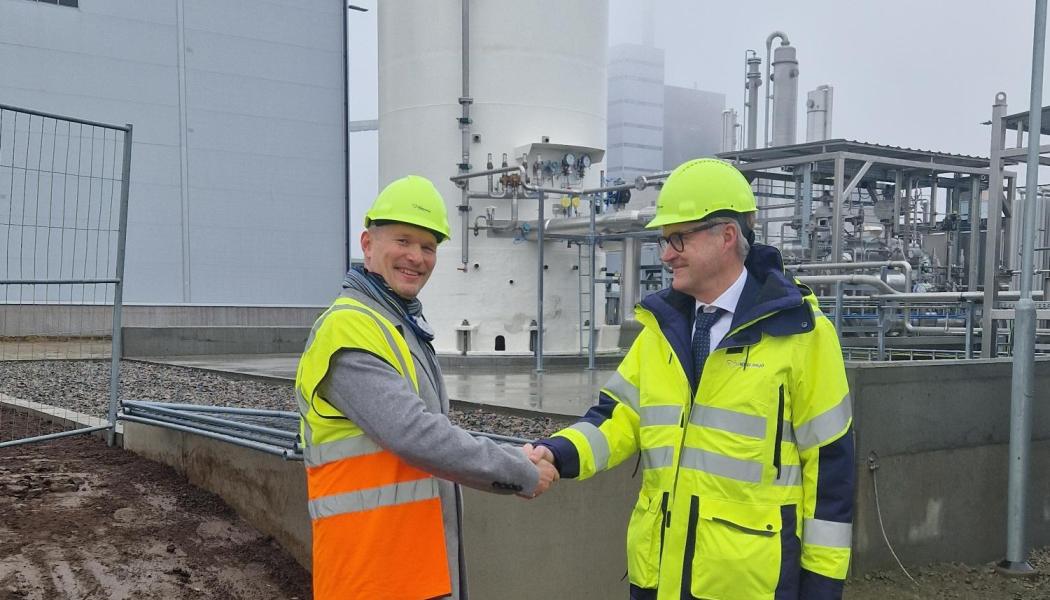 Matti Oksanen, ansvarig för biogasaffären på St1, med Magnus Kårestedt, VD på Borås Energi och Miljö. Foto: Borås Energi och Miljö