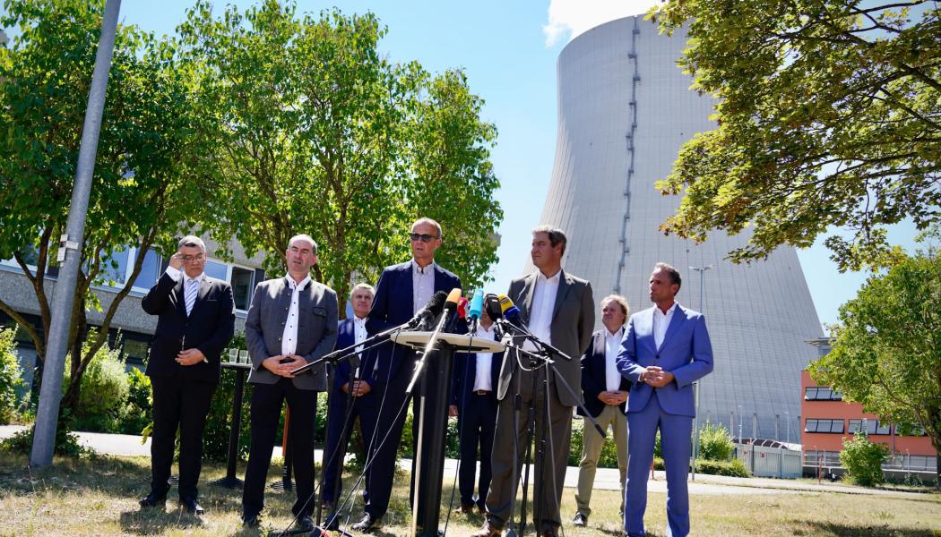 Tyska kristdemokraterna, CDU:s ordförande och kanslerkandidat Friedrich Merz, till vänster om mikrofonerna med solglasögon, besöker nedlagda kärnkraftsverket Isar. Merz uttalar sig: - Vi har idag besökt ett av världens modernaste kärnkraftverk. En fortsatt drift vore möjligt personalmässigt, juridiskt och tekniskt. Nu måste den federala regeringen snabbt fatta beslut för att säkerställa Tysklands energiförsörjning. Foto: Friedrich Merz´s Facebook.