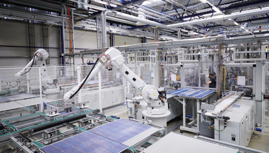 Meyer Burger, en Schweiz-baserad tillverkare av heterojunction-celler och solpaneler, meddelar att de kommer att sluta tillverka solpaneler i Tyskland. Foto: Meyer Bürger