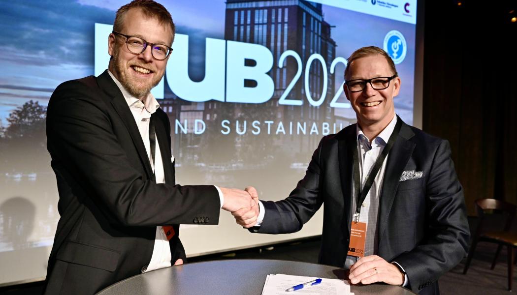 Thomas Johansson, VD Mine Storage och Niklas Gunnar, Koncernchef Mälarenergi signerar samarbetsavtal på HUB2022 i Västerås.