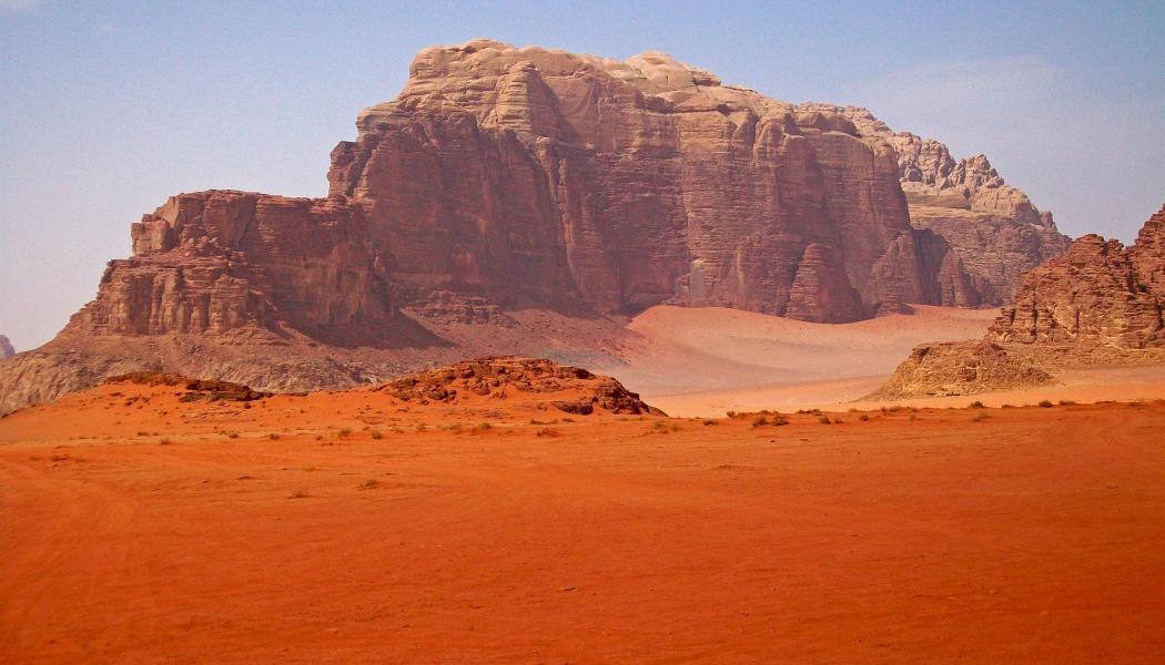 En av världens torraste platser. Ett berg nära ingången till Wadi Rum i Jordanien. Foto: Wikipedia Common, kredit: Daniel Case 