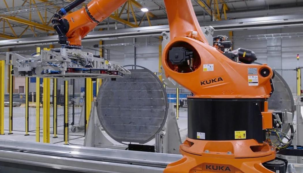 En automatiserad produktionslinje för alkaliska elektrolysörer med atmosfärstryck vid Nels fabrik i Herøya, Norge, där företaget planerar att etablera en årlig produktionskapacitet på 1 till 2 gigawatt för trycksatt utrustning. Foto: Nel
