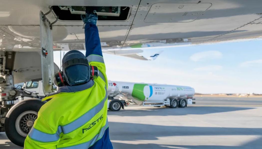 Nestes MY Sustainable Aviation Fuel™ tankas på en flygplats. Foto: Neste