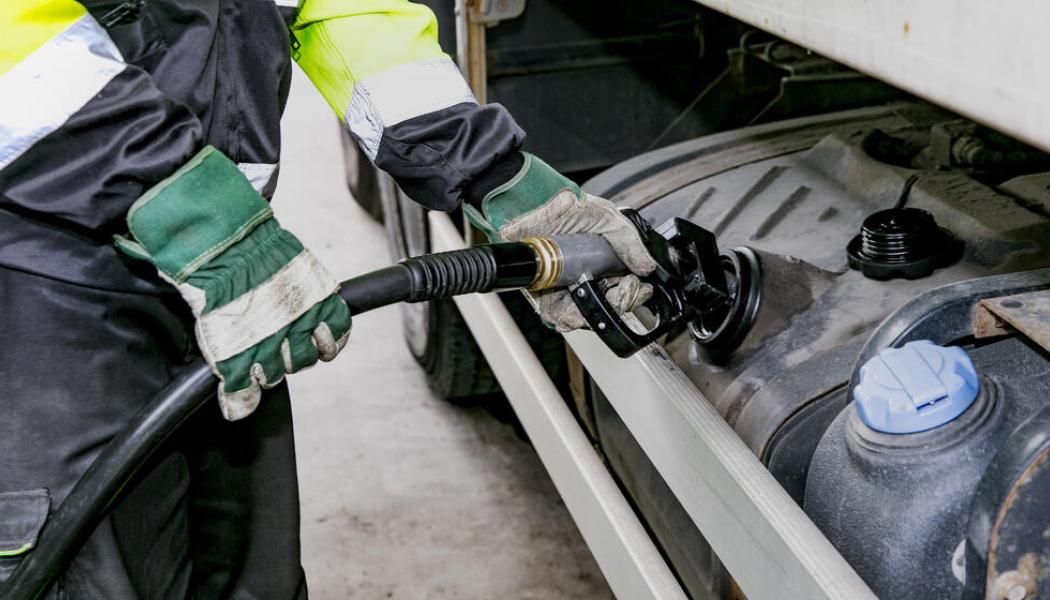Tankning vid Neste-station. Foto: Neste