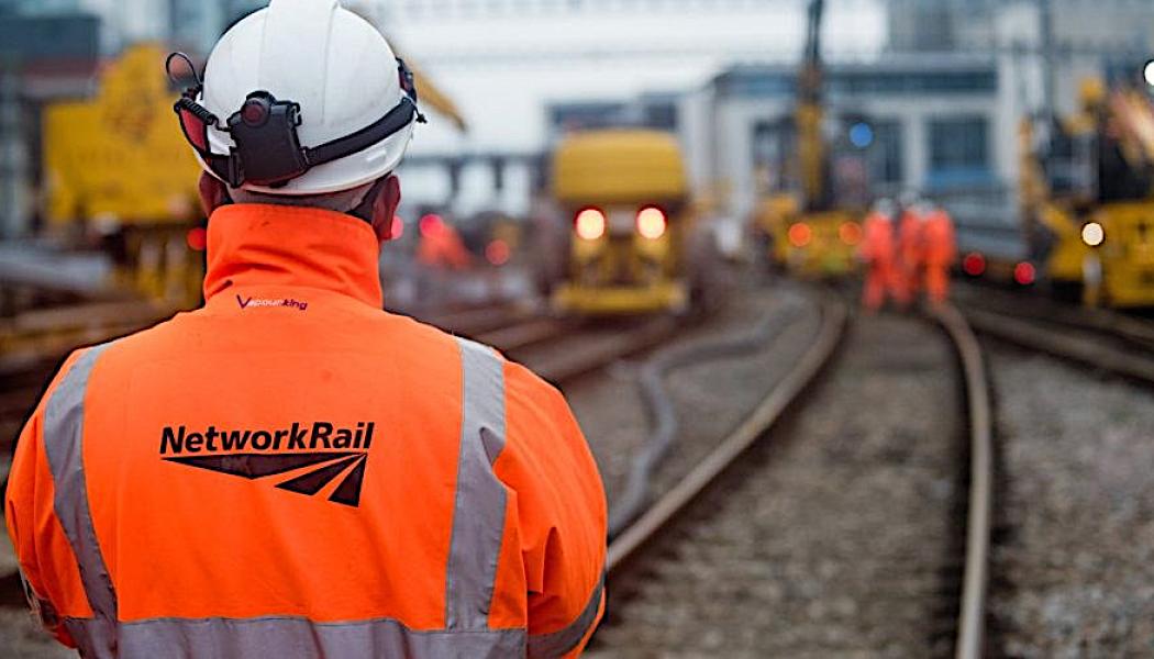 Rälsarbete vid brittiska järnvägen. Foto: Network Railartiet planerar att återförstatliga brittiska järnvägar