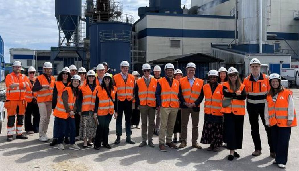 New York-delegationen tillsammans med representanter från Adven och Energimyndigheten framför Advens kraftvärmeverk i Nynäshamn – en av de sista större svenska städerna att införa fjärrvärme. Foto: Energimyndigheten