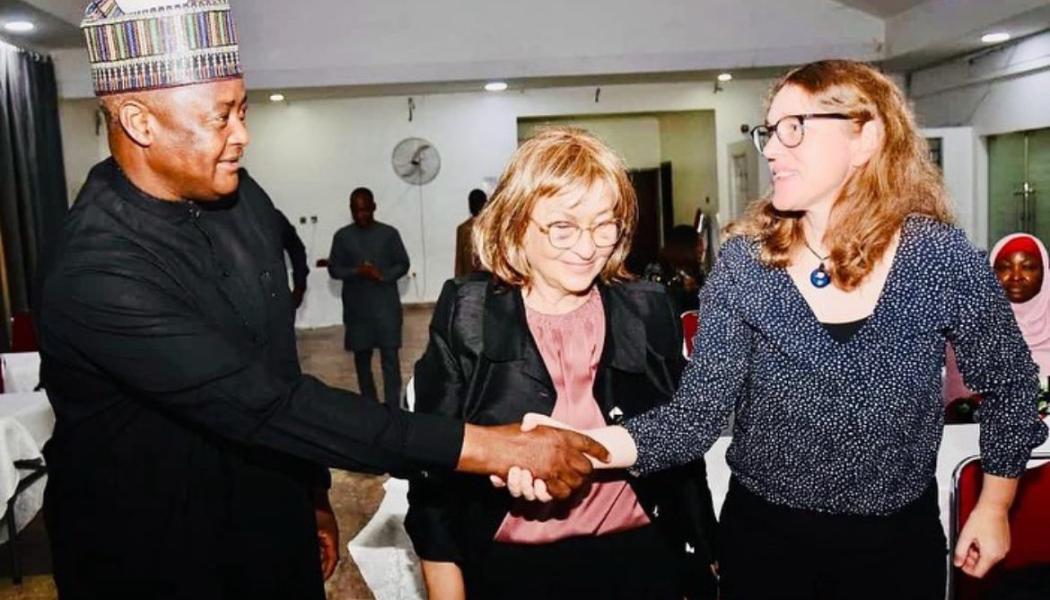 Nigerianska kärnkraftsmyndigheten välkomnar EU-experter för att granska dokumentationen för det integrerade ledningssystemet. Den nigerianska kärnkraftsmyndigheten (NNRA) i samarbete med EU-experter anordnade ett fem dagar långt arbetsmöte för att granska och slutföra dokumentationen för sitt integrerade ledningssystem (IMS). Mötet ägde rum nyligen i Abuja, Nigeria. Generaldirektören och VD:e för NNRA, Dr Yau Idris, välkomnade EU-experterna, Ms. Darja Slokan Dusic och Ms. Vesna Logar-Zorn, och uttryckte förtroende för deras stora erfarenhet. Experterna hjälpte NNRA att granska och utveckla nödvändig IMS-dokumentation, vilket stärker NNRA
regleringsramverk. Foto: NNRA