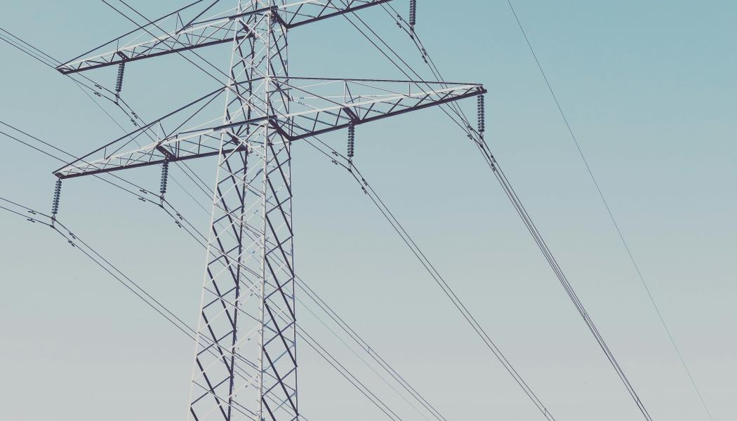Uppdraget omfattar detaljprojektering av två luftburna 400 kV-ledningar som sträcker sig över cirka 90 kilometer, belägna i regionerna Västernorrland och Gävleborg. Foto: Marta Weronika/Unsplash