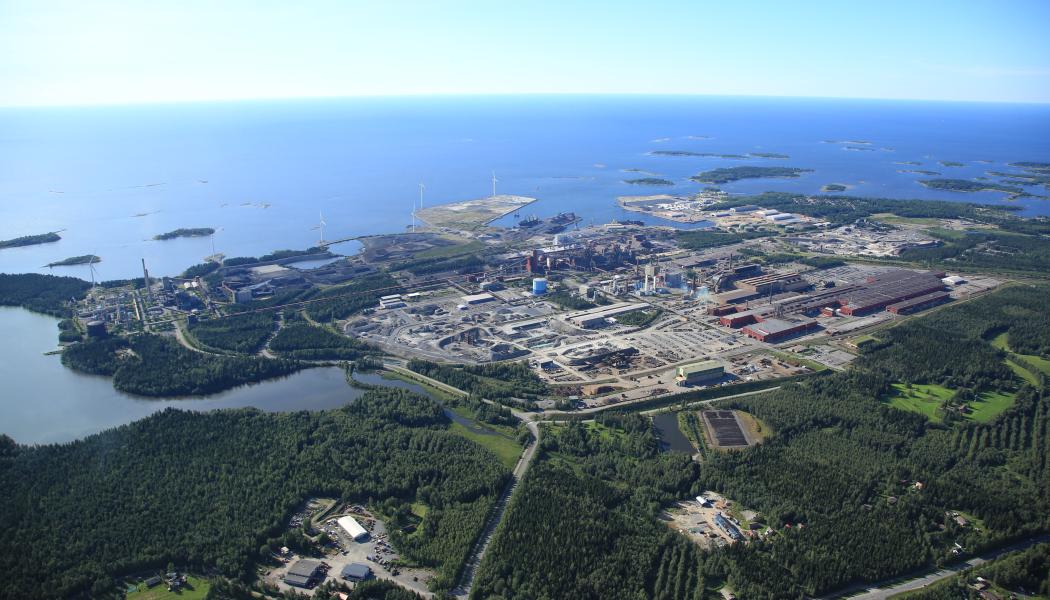 SSAB:s gröna omställning innebär att företagets samtliga produktionsorter i Norden ska ställas om under de kommande tio åren och 
ambitionen är att koldioxidutsläppen i stort sett ska elimineras till omkring 2030. I vilken ordning produktionsorterna ställs om kommer 
bland annat att bero på tillgängligheten av nödvändig infrastruktur och en nyckelfaktor för den gröna omställning som företaget vill göra 
är tillgången till fossilfri el. Foto: SSAB
