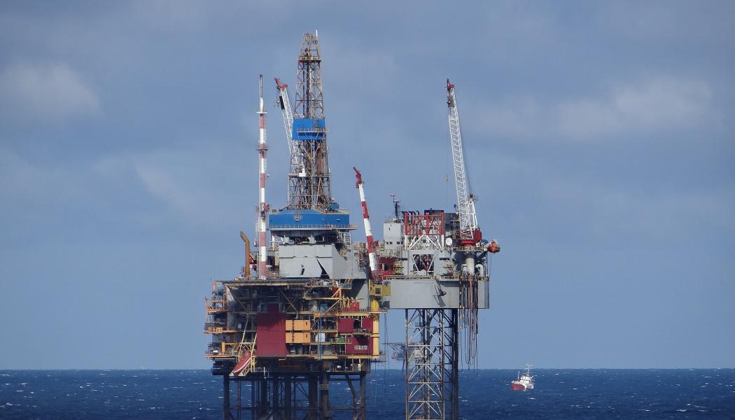 Oljerigg som används för att utvinna petroleum i Nordsjön. Foto: Wikipedia Common Lic. Fotograf – Gary Bembridge, Storbritannien