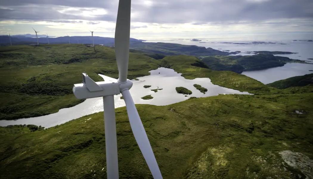 Vindkraftsanläggningen Fosen Vind är Norges största landbaserade vindkraftsprojekt, men olja och gas dominerar fortsatt energisystemet. Foto: Fosen Vind