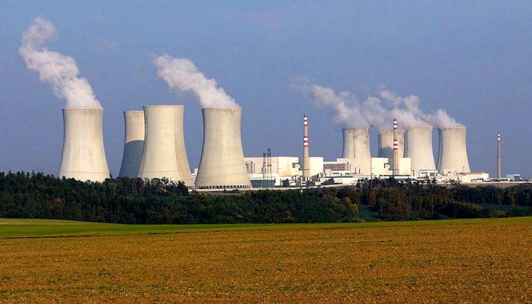 År 2021 tillkännagavs att transformatorstationen i kraftverket kommer att rekonstrueras för 140 miljoner CZK, och skenorna på lastmaskinen kommer att rekonstrueras för ytterligare 58 miljoner CZK. I juli 2024 beslutade Petr Fialas regering att vinnaren av anbudet för färdigställandet av Dukovan skulle vara det sydkoreanska företaget KHNP , undertecknandet av kontraktet kommer att ske under våren 2025. Konstruktionen av de två enheterna ska påbörjas 2029, provdriften av den första enheten 2036, kommer det förberedande arbetet att kosta mellan 80 och 85 miljarder kronor år 2029, och konstruktionen av de två reaktorerna bör kosta totalt 400 miljarder kronor. Foto: Wikipedia Common. Kredit: Petr Adamek