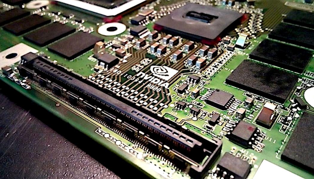 Nvidia halvleare: Analysen bygger i hög grad på ett makroresonemang: att investeringstakten i AI-infrastruktur och datacenter riskerar att toppa, vilket i sin tur kan leda till fallande värderingsmultiplar för leverantörer av AI-hårdvara – i första hand AI-halvledare. Foto: Creative Commons lic, kredit: JacekAbramowicz